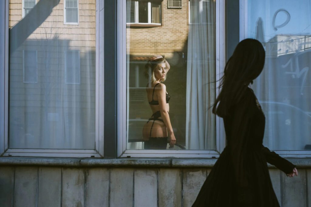 How Window Voyeurism Happens?